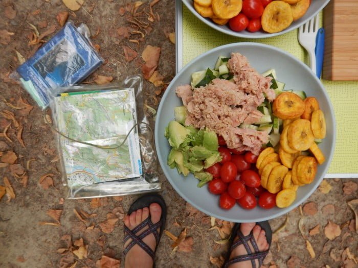 Flinke salade met komkommer, bakbanaan, tomaat, tonijn en avocado.