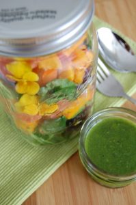 Gerookte zalmsalade met pestodressing