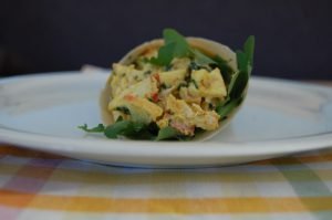 Paleo Wrap met kip-kerrie salade