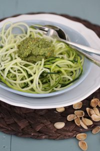 Courgettenoodles met pistachenotenpesto
