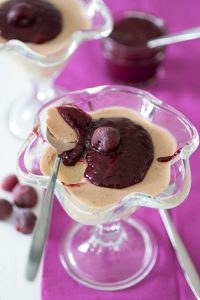 Bananenpudding met kersensaus