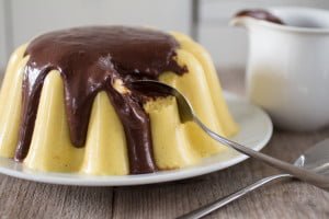 Mangopudding met chocolade gembersaus