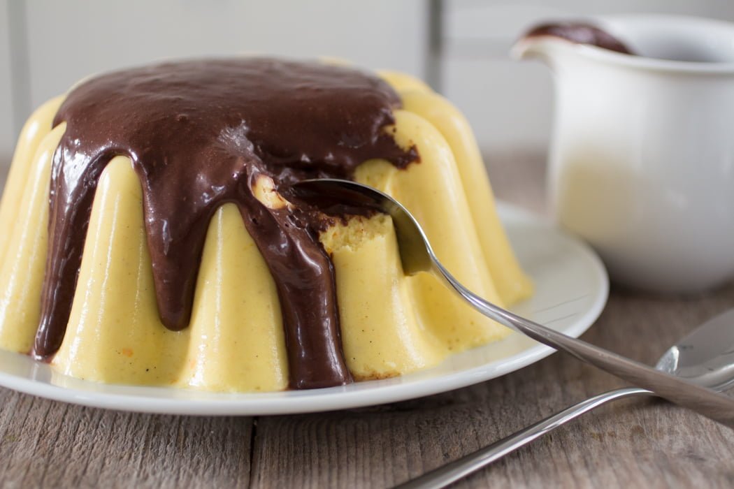 Mangopudding met chocolade gembersaus
