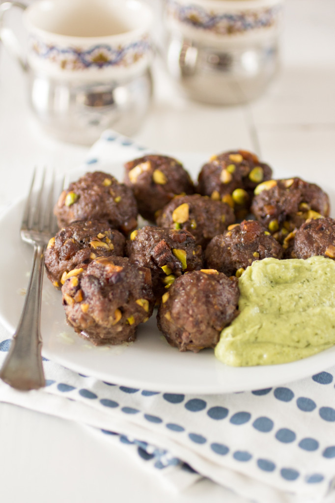 Gehaktballen met pistachenoten en avocadodip