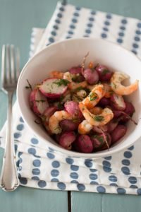 Salade van geroosterde radijs en garnalen