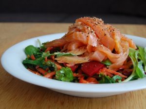 Voorjaarssalade met gerookte zalm
