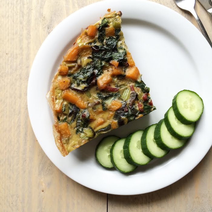 Frittata met snijbiet en komkommer