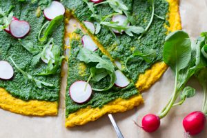 Pompoenpizza met boerenkoolpesto
