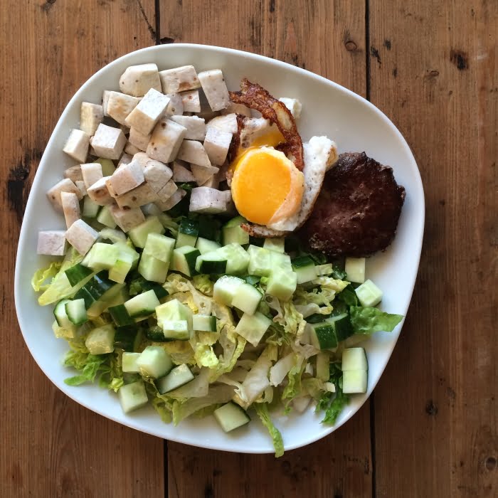 Lekkere paleo salade met hamburger en gebakken ei
