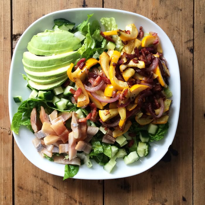 Een echte geniet-salade met haring, avocado en nog veel meer