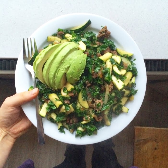 Snelle Paleo maaltijd met courgette, gehakt en avocado