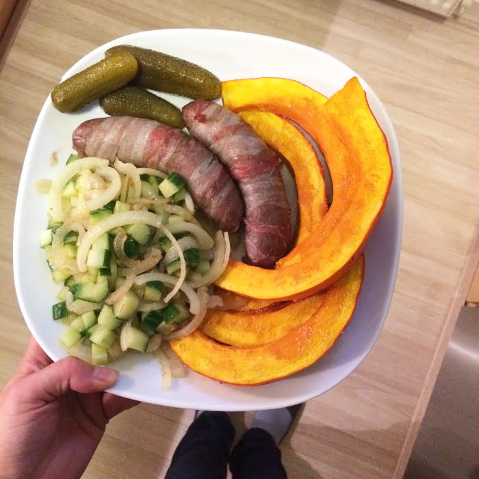 Snelle en makkelijke Paleo maaltijd, lekker met pompoen, worst en augurk