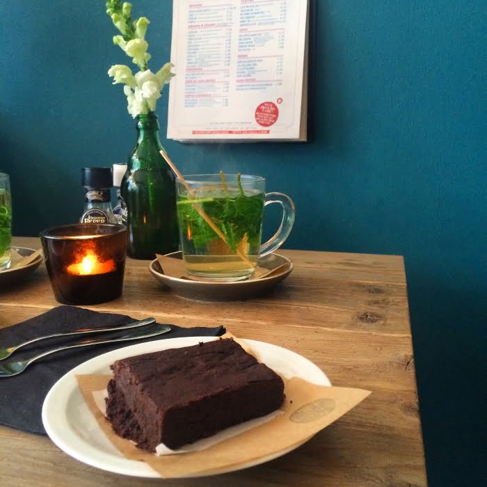 Een glutenvrije brownie eten bij Locals in Tilburg