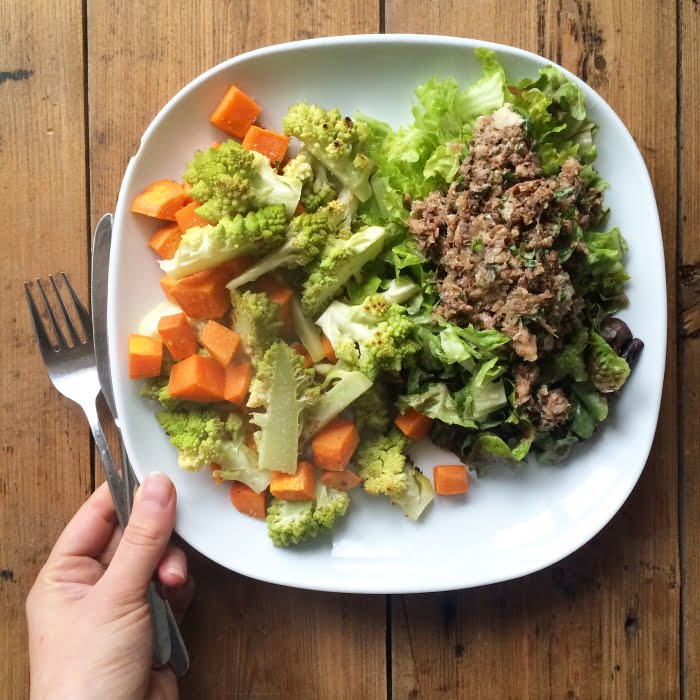 Salade met geroosterde groenten en sardines