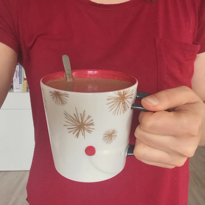 Romige chocolade thee met ghee, een heerlijk ontbijt