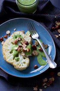 Bloemkoolsteaks met kruidensaus