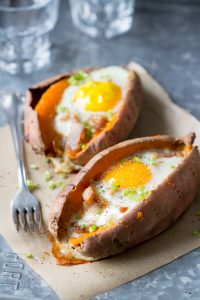 Gevulde zoete aardappel met spek en ei