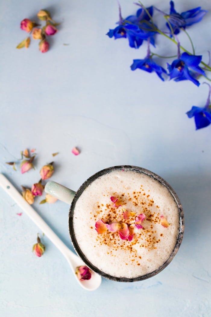 Amandel Chai Latté met rozenknopjes