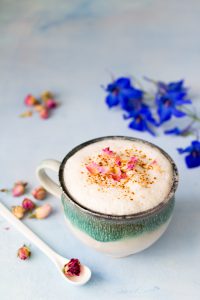 Amandel Chai Latté met rozenknopjes