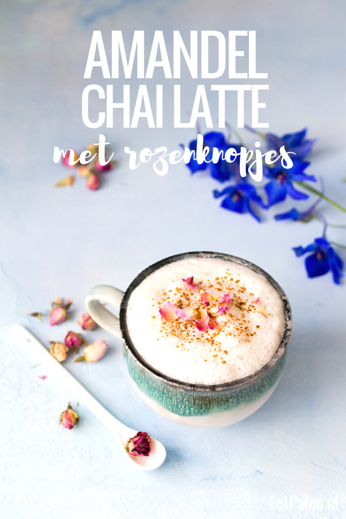 Amandel Chai Latté met rozenknopjes
