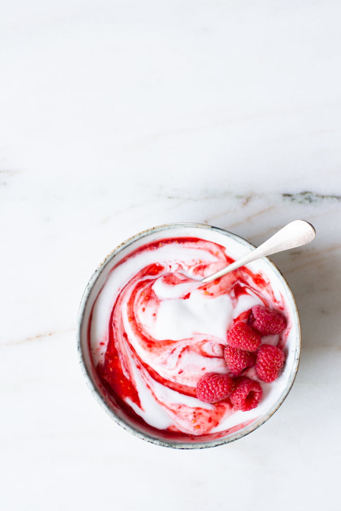 Zelf yoghurt maken zonder machine kokosyoghurt amandelyoghurt frambozen